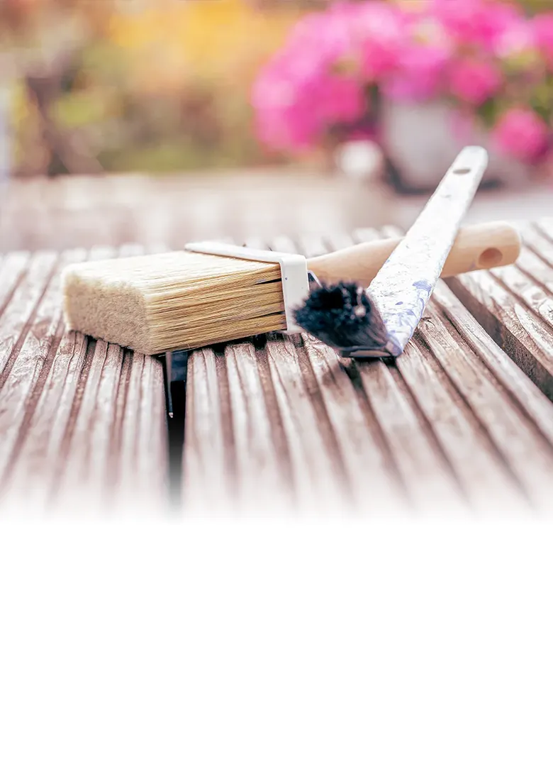 Malerarbeiten mit Pinsel auf Terrasse in Meßkirch
